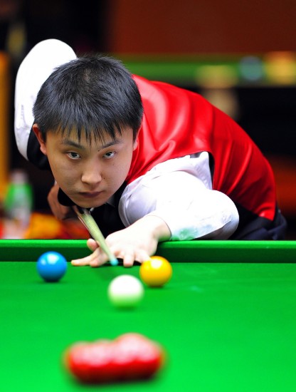 坏消息，勇士队的库里因背部受伤被排除在对阵雄鹿队的比赛之外.